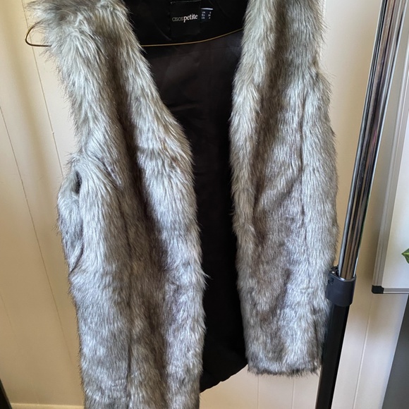 ASOS PETITE Women's Gray Wolf Faux Fur Vest. Size 2 - Picture 4 of 8
